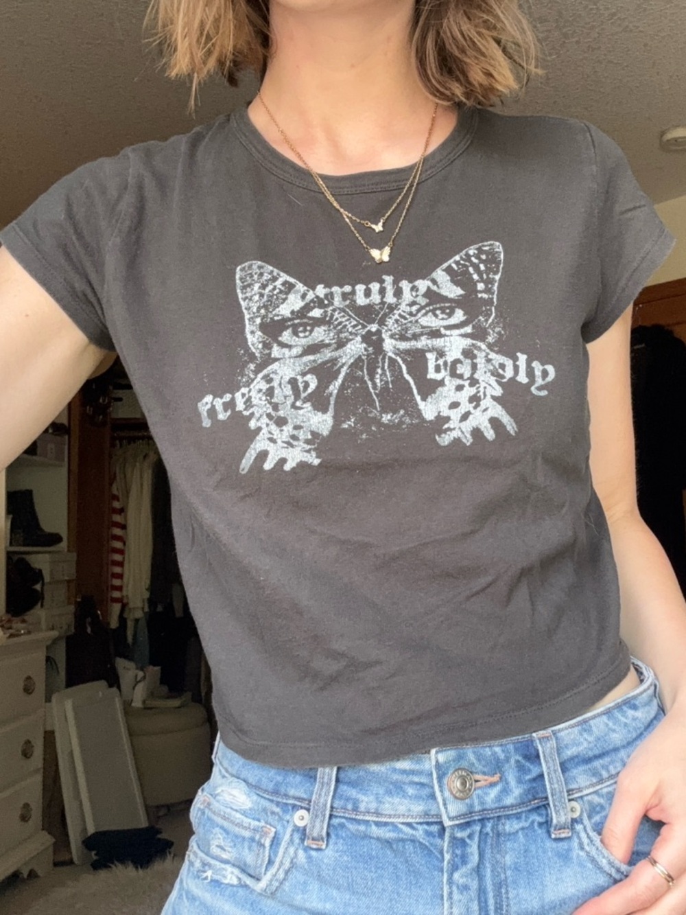 hollister dark grey butterfly graphic cropped baby tee - Picture 2 of 11
